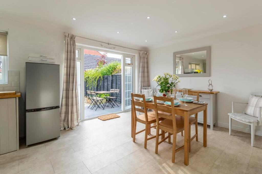 A Cheerful Three Bedroom House In Leafy Lytham ลิธึม เซนต์ แอนน์ส ภายนอก รูปภาพ